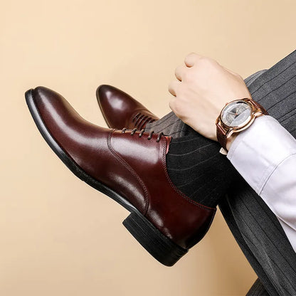 Dunkelbraune Lederschnürschuhe in seitlicher Nahaufnahme, getragen mit übergeschlagenen Beinen, Armbanduhr und gestreifter 2