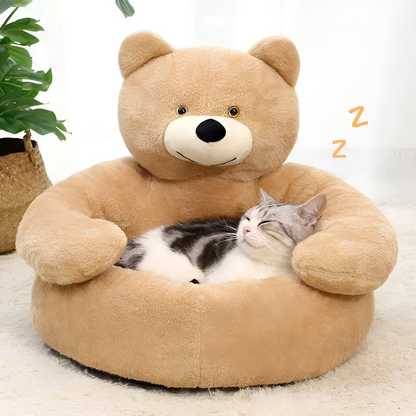 Plüsch-Teddybär-Sessel mit schlafender Katze, beige, gemütlich, Haustierbett, Wohnzimmer.