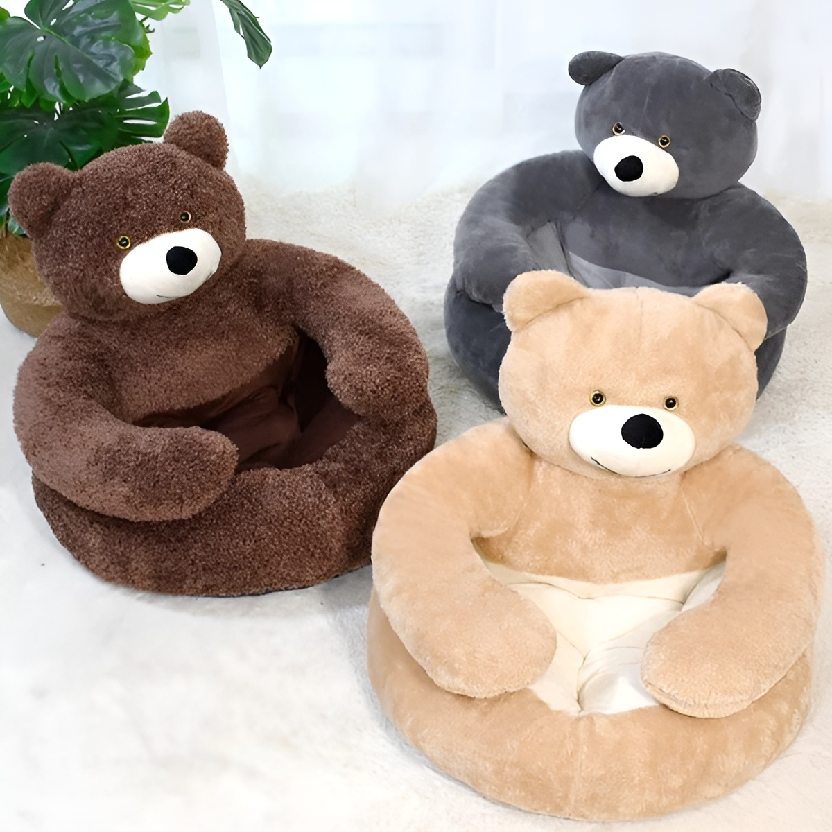 Drei Plüsch-Bärensessel in Braun, Beige und Grau auf Teppich, ideal für Kinderzimmer.