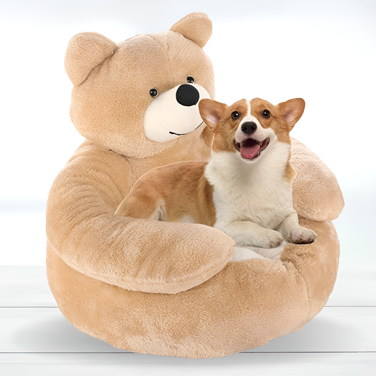 Corgi sitzt in großem, beigem Teddybär-Sessel, Plüsch, gemütlich, Haustierbett.