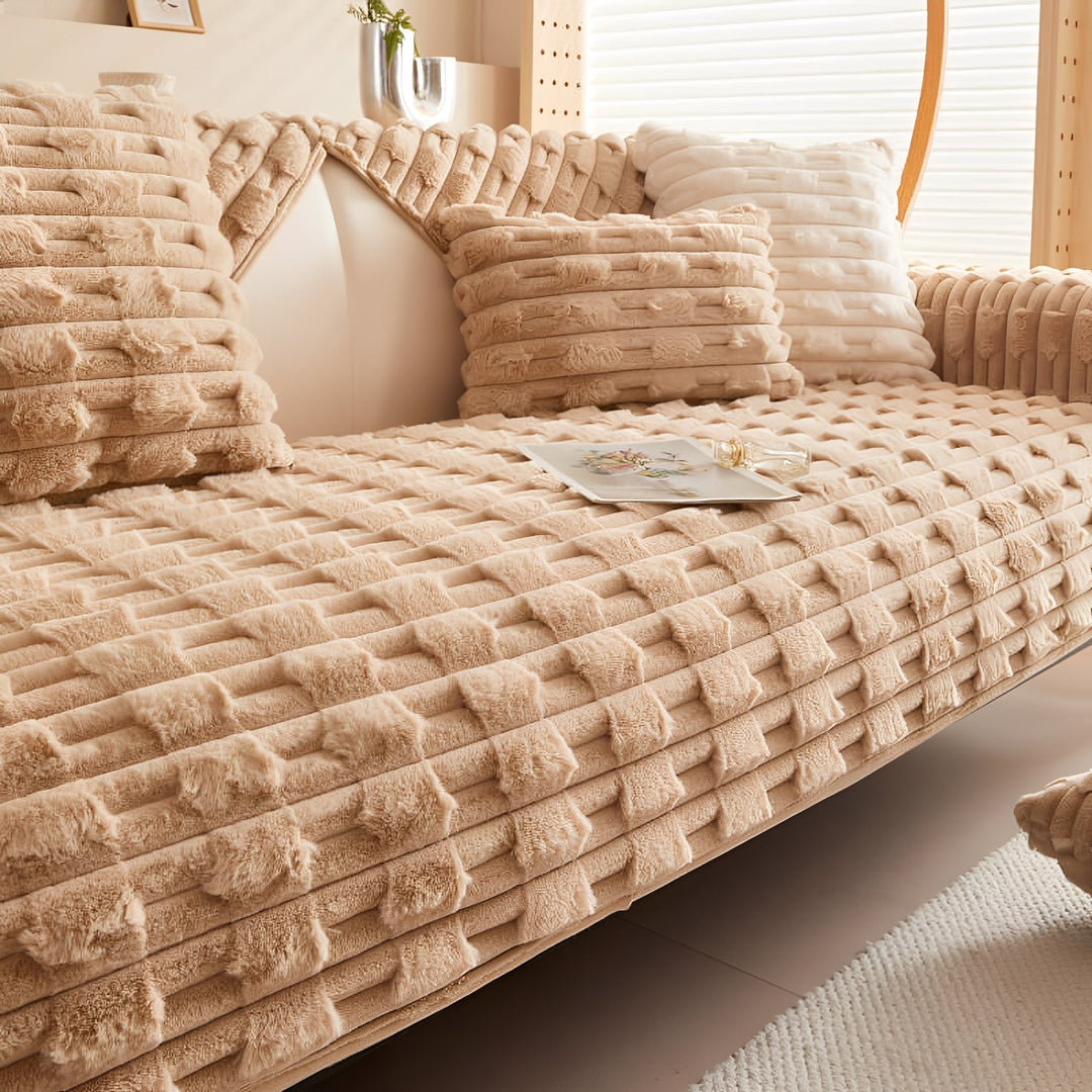 Sofadecke in warmem Camel-Beige mit erhabenem Muster, kombiniert mit passenden Kissen im selben Farbton. 9