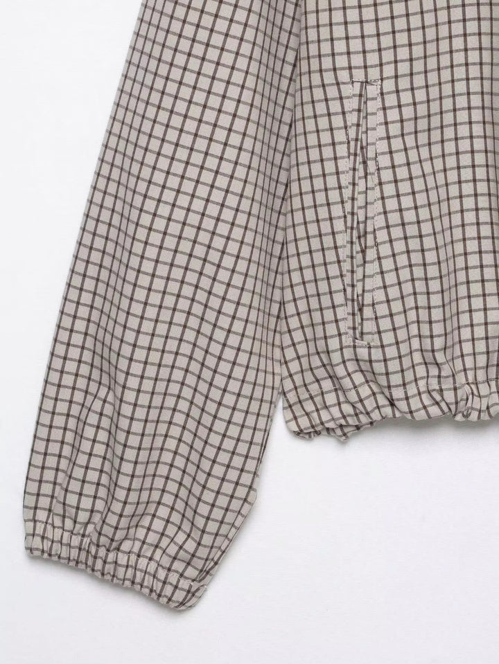 Detail von Ärmel und Saum: elastisches Ärmelbündchen, gerafftes Saumende und seitliche Eingrifftasche im Karomuster. 8