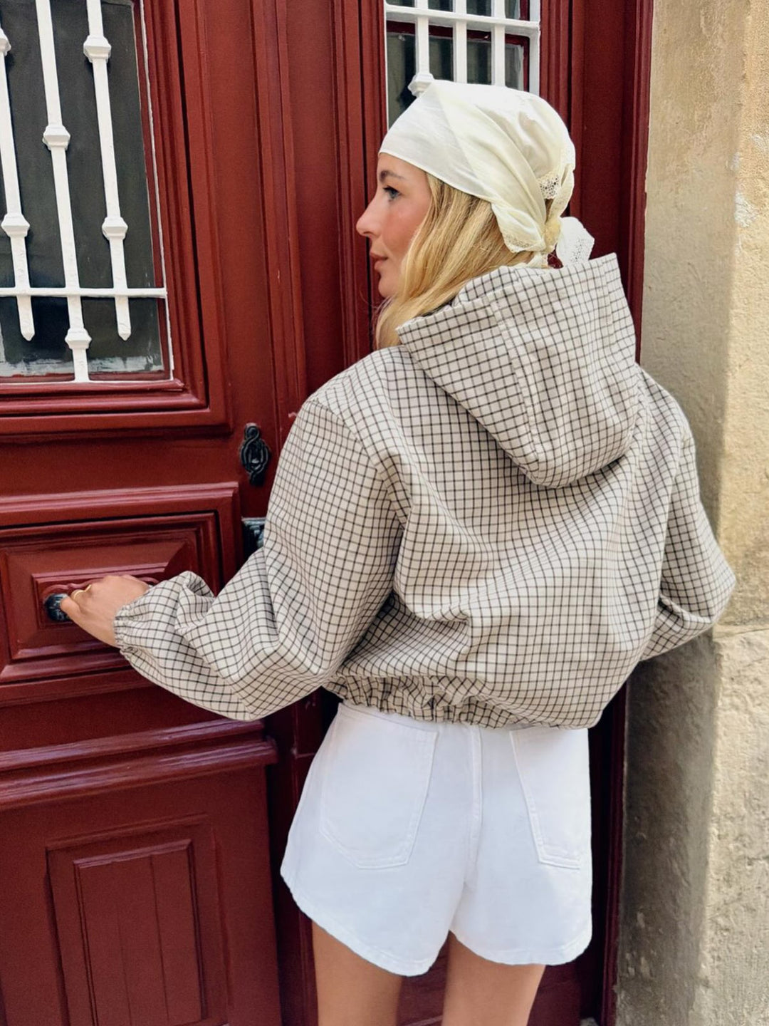 Rückansicht am Model: Die Kapuze liegt locker auf dem Rücken, die Ärmel sind mit elastischen Bündchen gerafft. 4