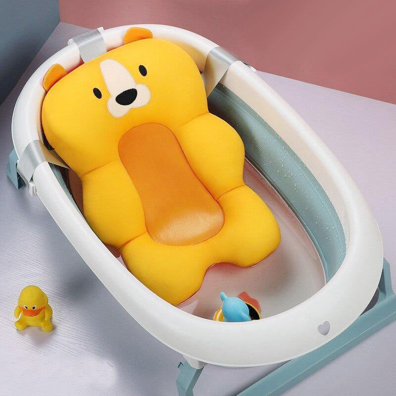Gelbes Bären-Badewannenkissen, rutschfest, weich, für Babys, in weißer Badewanne.