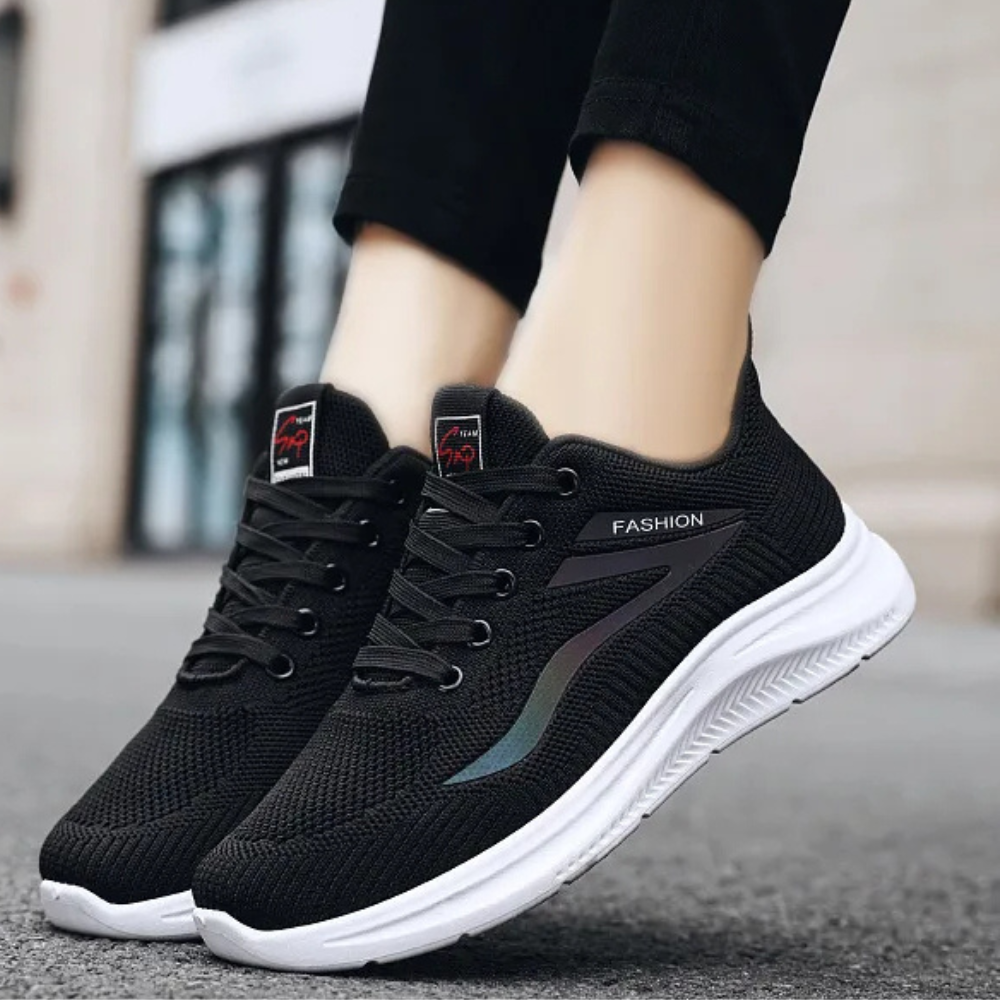 Schwarze Sportschuhe mit weicher Sohle, atmungsaktiv, ideal für Laufen und Freizeit.