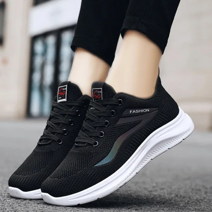 Schwarze Sportschuhe mit weicher Sohle, atmungsaktiv, ideal für Laufen und Freizeit.