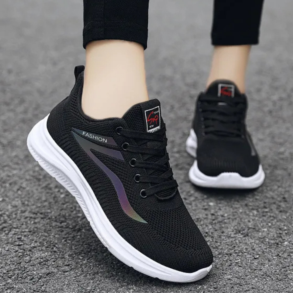 Schwarze Sportschuhe mit weicher Sohle, atmungsaktiv, ideal für Laufen und Freizeit.