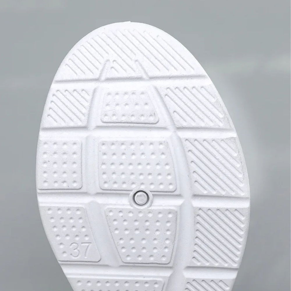 Rutschfeste weiße Sohle, weiche Unterseite, Schuhgröße 37, strukturiertes Design.