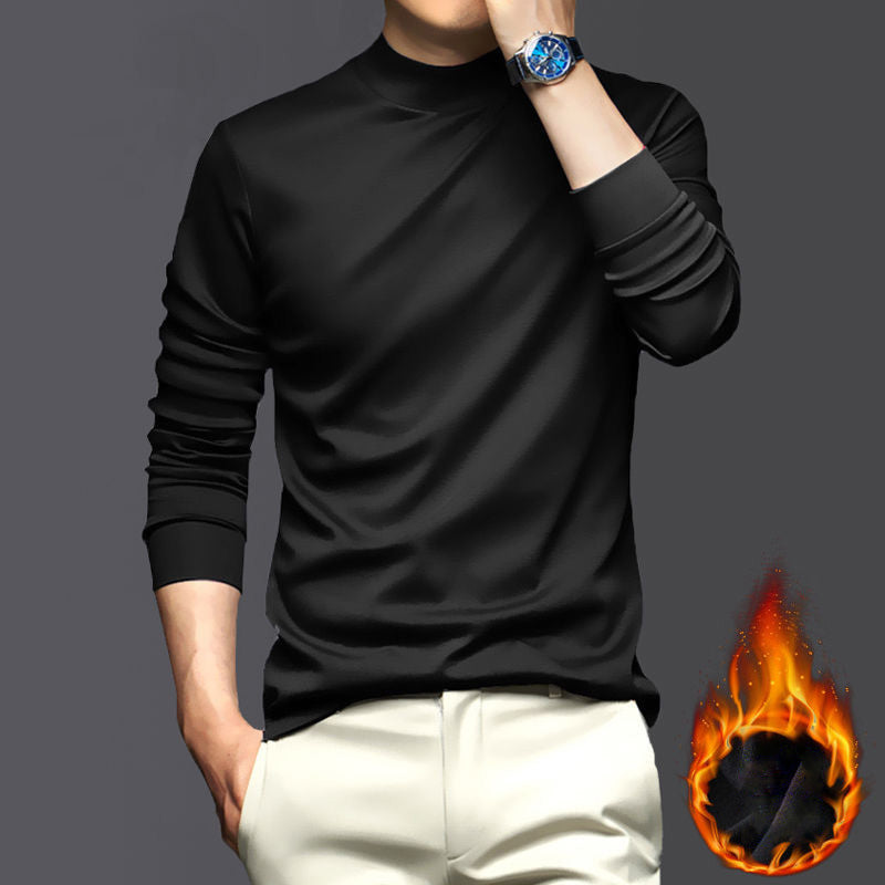 Mann in schwarzem Langarmshirt, weiße Hose, blaue Uhr, Flammen-Icon, stilvolle Herrenmode.