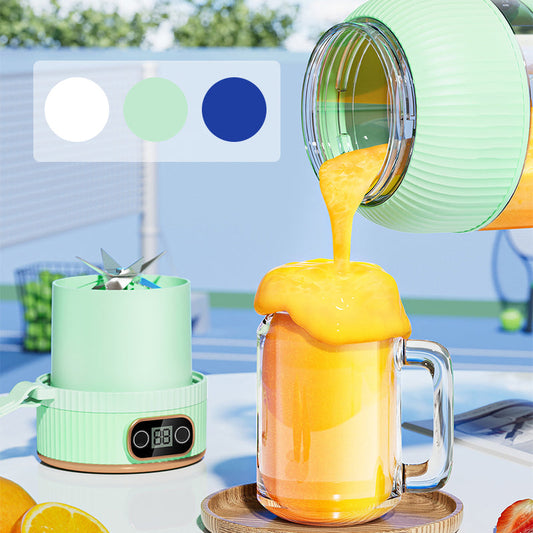 Tragbarer grüner Mixer mit digitalem Display, mixt frischen Orangensaft in Glas, Sommergetränk.