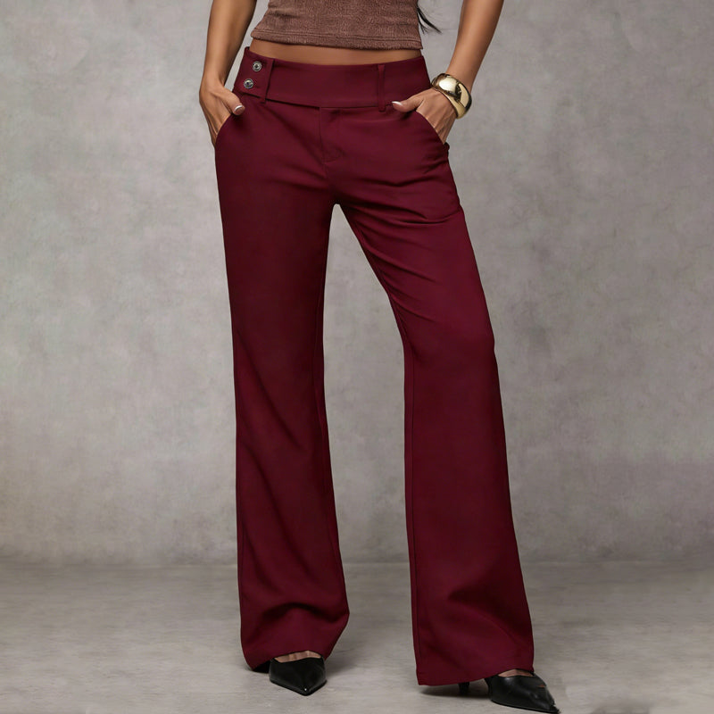 Frontansicht der weinroten Hose mit hohem Bund und leicht ausgestelltem Bein, Model mit Händen in den Taschen. 6