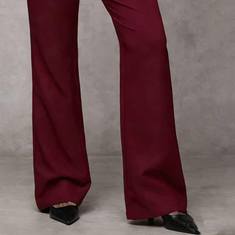 Detailaufnahme der unteren Beinpartie der weinroten Hose mit weitem Saum, getragen mit spitzen schwarzen Pumps. 10