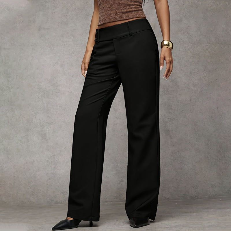 Schwarze Hose mit weitem Bein im seitlichen Dreiviertelblick, getragen mit braunem Top, goldenem Armreif und schwarzen Pumps. 2