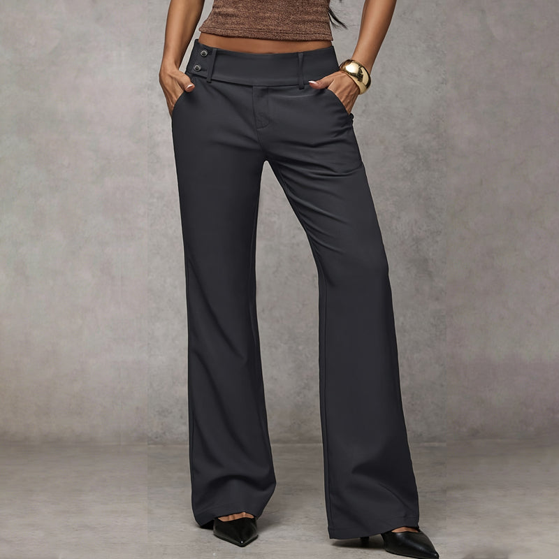 Frontansicht der dunkelgrauen Hose mit weitem Bein und breitem Bund, Model mit Händen in den Taschen und schwarzen Pumps. 4