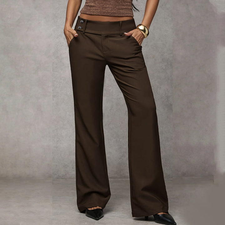Frontansicht der dunkelbraunen Hose mit Doppelknopf am Bund, getragen von einem Model mit braunem Top und schwarzen Pumps. 5