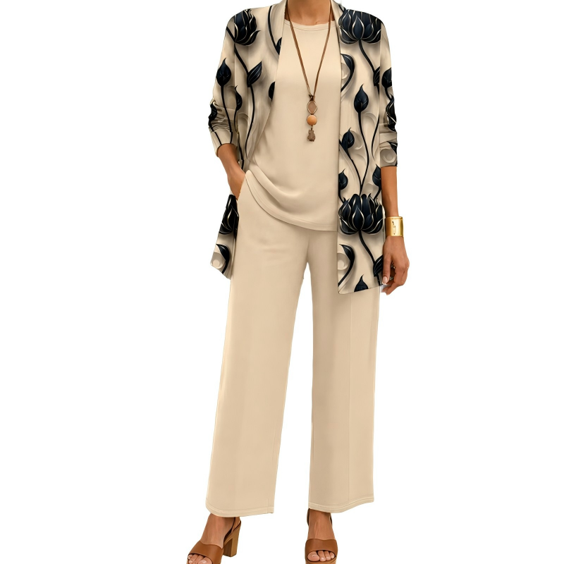 Set in Beige mit Cardigan mit schwarzem Blütenmuster, schlichtem Oberteil und weiter Hose, getragen mit Halskette und braunen Sandaletten. 1
