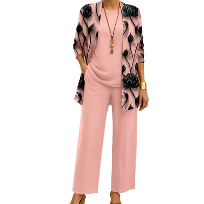 Set in Rosa mit Cardigan im schwarzen Blütenmuster, passendem Rundhalsshirt und weiter Hose, mit langer Halskette kombiniert. 2