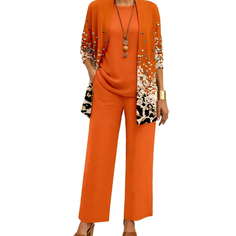 Set in Orange mit langem Cardigan, dessen Muster unten in Leopardenoptik mit kleinen Nieten übergeht, dazu Shirt und weite Hose. 3