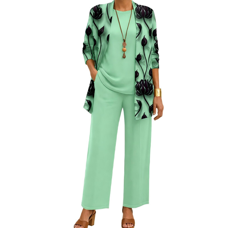 Set in Mintgrün mit Cardigan im dunklen Blütenmuster, passendem Rundhalsshirt und weiter Hose an einem Model. 6