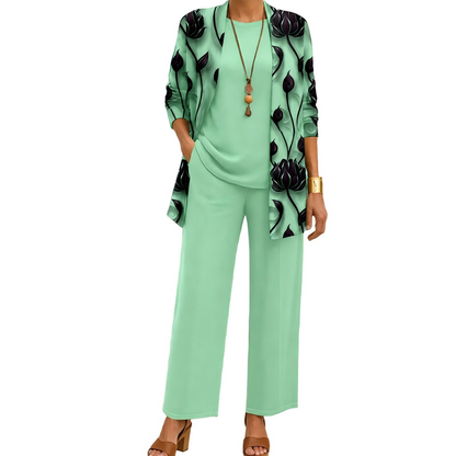 Set in Mintgrün mit Cardigan im dunklen Blütenmuster, passendem Rundhalsshirt und weiter Hose an einem Model. 6