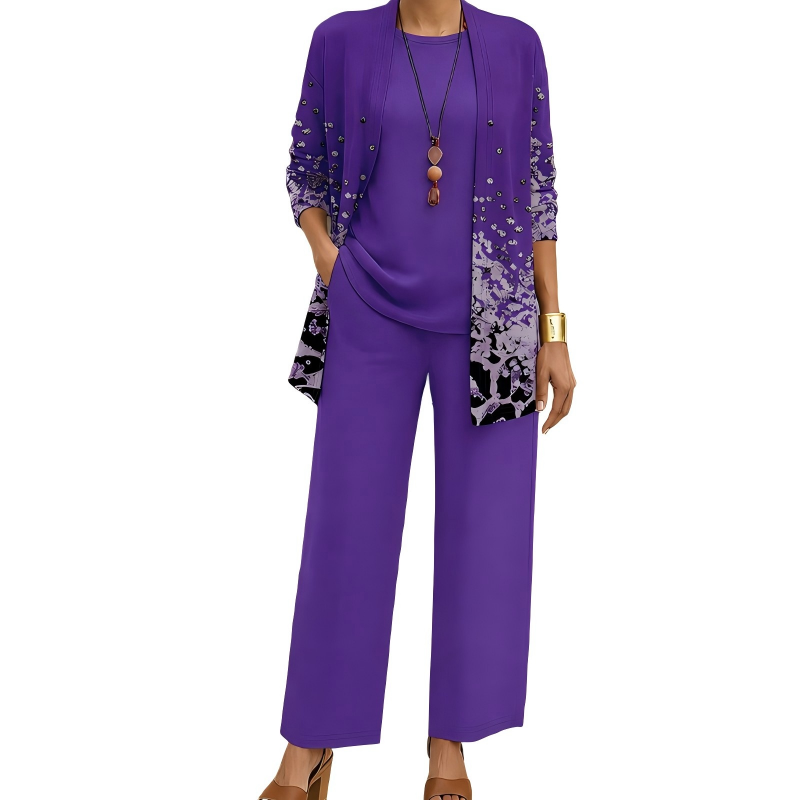 Set in Violett mit langem Cardigan im Verlaufsmuster mit Leopardenoptik, dazu Shirt und weite Hose mit Perlenkette. 7