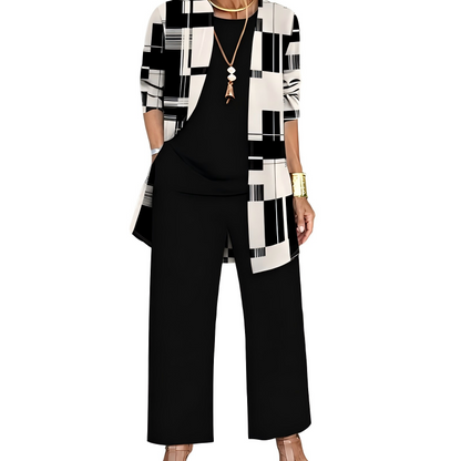 Set in Schwarz mit Cardigan im grafischen Schwarz-Weiß-Muster aus Blöcken und Linien, dazu schwarzes Oberteil und weite Hose. 8