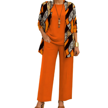 Set in Orange mit Cardigan im wellenförmigen Muster aus Leopardenprint und braunen Streifen, dazu Shirt und weite Hose. 9