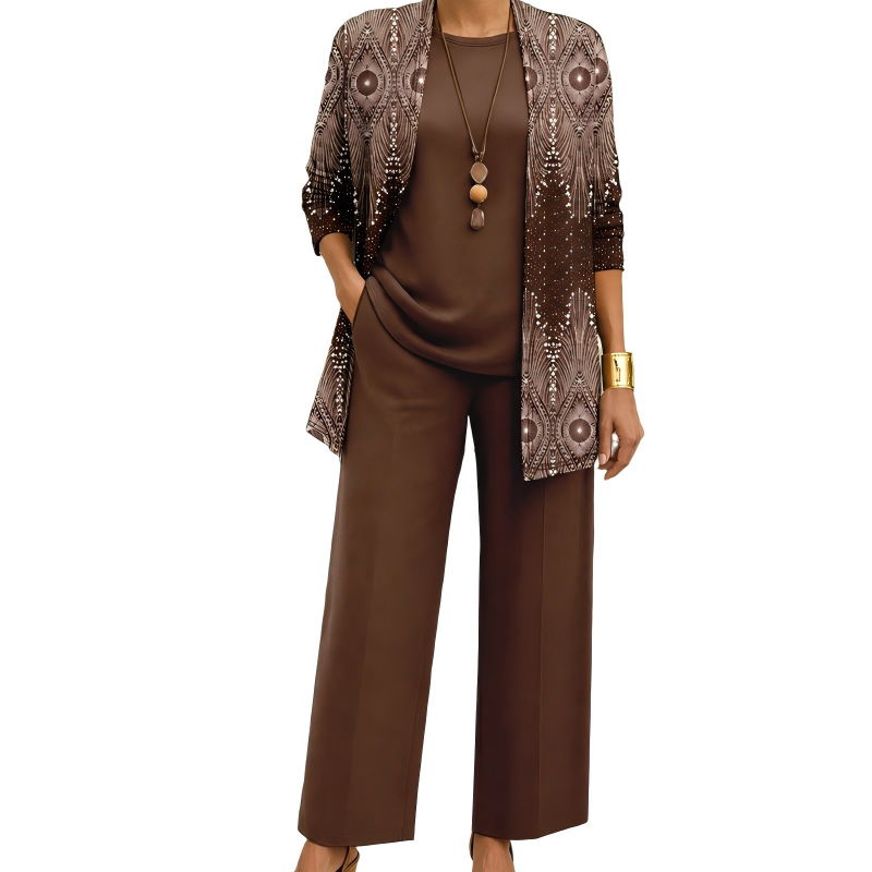 Set in Braun mit Cardigan im ornamentalen Muster mit hellen Punkten, dazu schlichtes Shirt und weite Hose, mit Holzperlenkette. 10