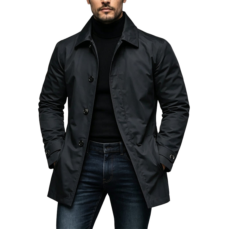 Mann trägt den Trenchcoat in Schwarz mit Knopfleiste und Kragen, dazu Rollkragenpullover und dunkle Jeans 2