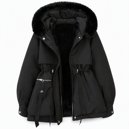 Schwarzer Parka mit Fellkapuze und schwarzem Fleecefutter, offen, Taillenkordel und Seitentasche, freigestellt auf weißem 9