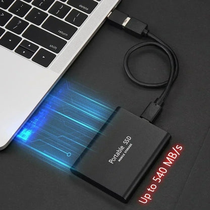 Schwarze externe SSD per Kabel an einem aufgeklappten Laptop angeschlossen, blaue Lichtspuren deuten schnelle Datenübertragung an. 1