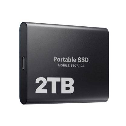 Schräge Ansicht der schwarzen SSD mit 2 TB Speicher und USB-C-Anschluss an der Schmalseite. 6