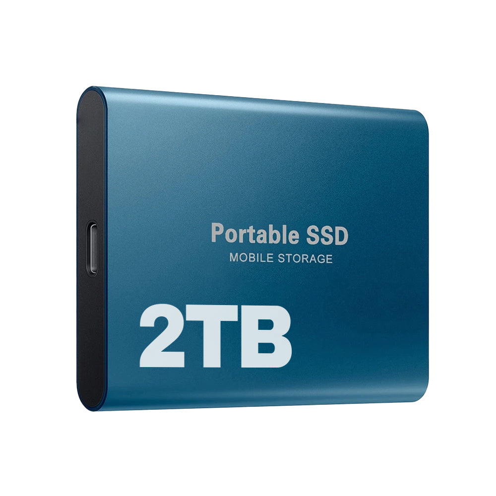 Schräge Ansicht der blauen SSD mit 2 TB Speicher und USB-C-Anschluss an der Schmalseite. 7