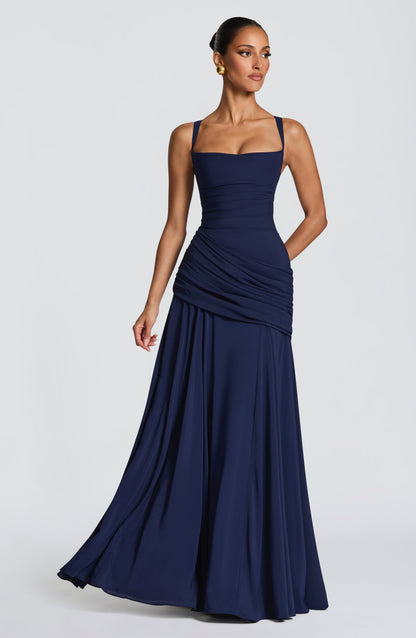 Dunkelblaues Maxikleid in leicht schräger Ansicht am Model, der weite Chiffonrock schwingt locker nach außen. 6