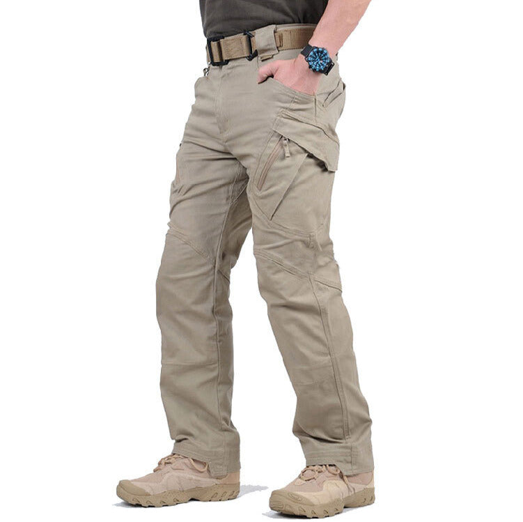 Sandfarbene Cargohose in seitlicher Ansicht am Model, Hand in der Tasche, Oberschenkeltasche mit Reißverschluss gut 3