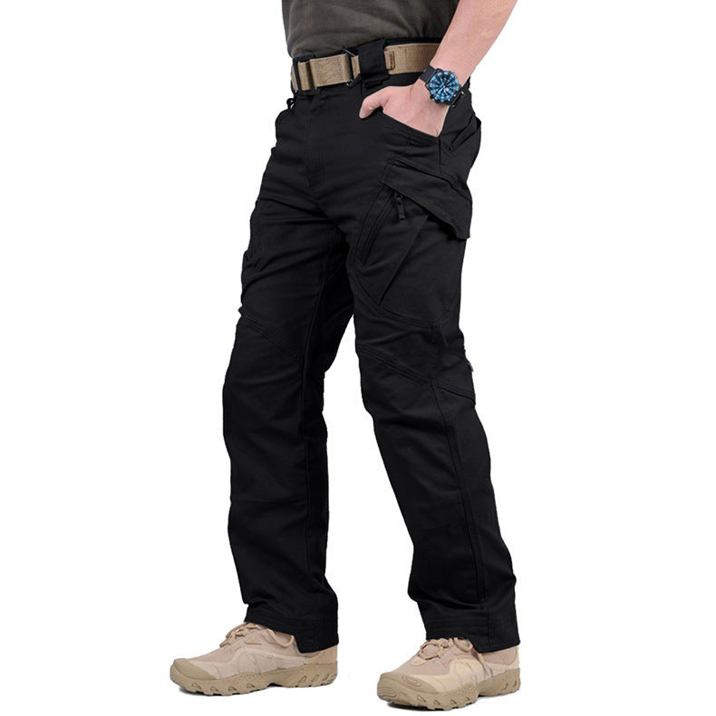 Cargohose in Schwarz in seitlicher Ansicht am Model, Hand in der Tasche, Reißverschlusstasche am Oberschenkel sichtbar 5