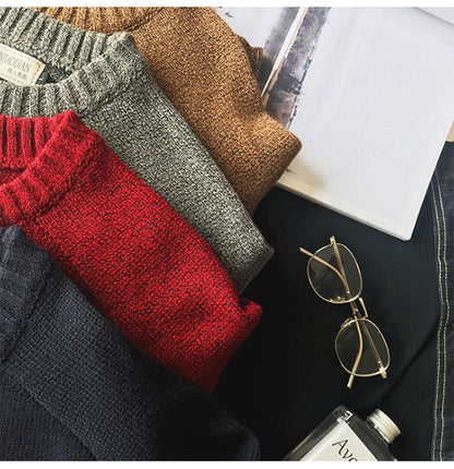 Vier gestrickte Pullover in Rot, Grau, Braun und Blau, mit Brille und Buch auf schwarzem Hintergrund.