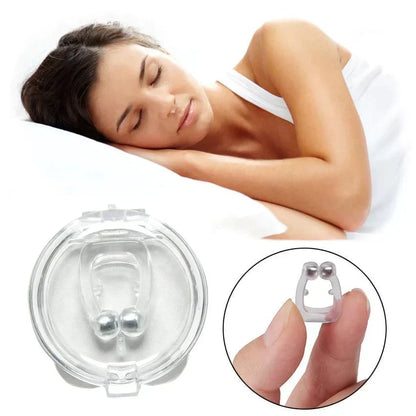 Frau schläft mit Anti-Schnarch-Magnet, transparent, in Nahaufnahme, in Kunststoffbox.