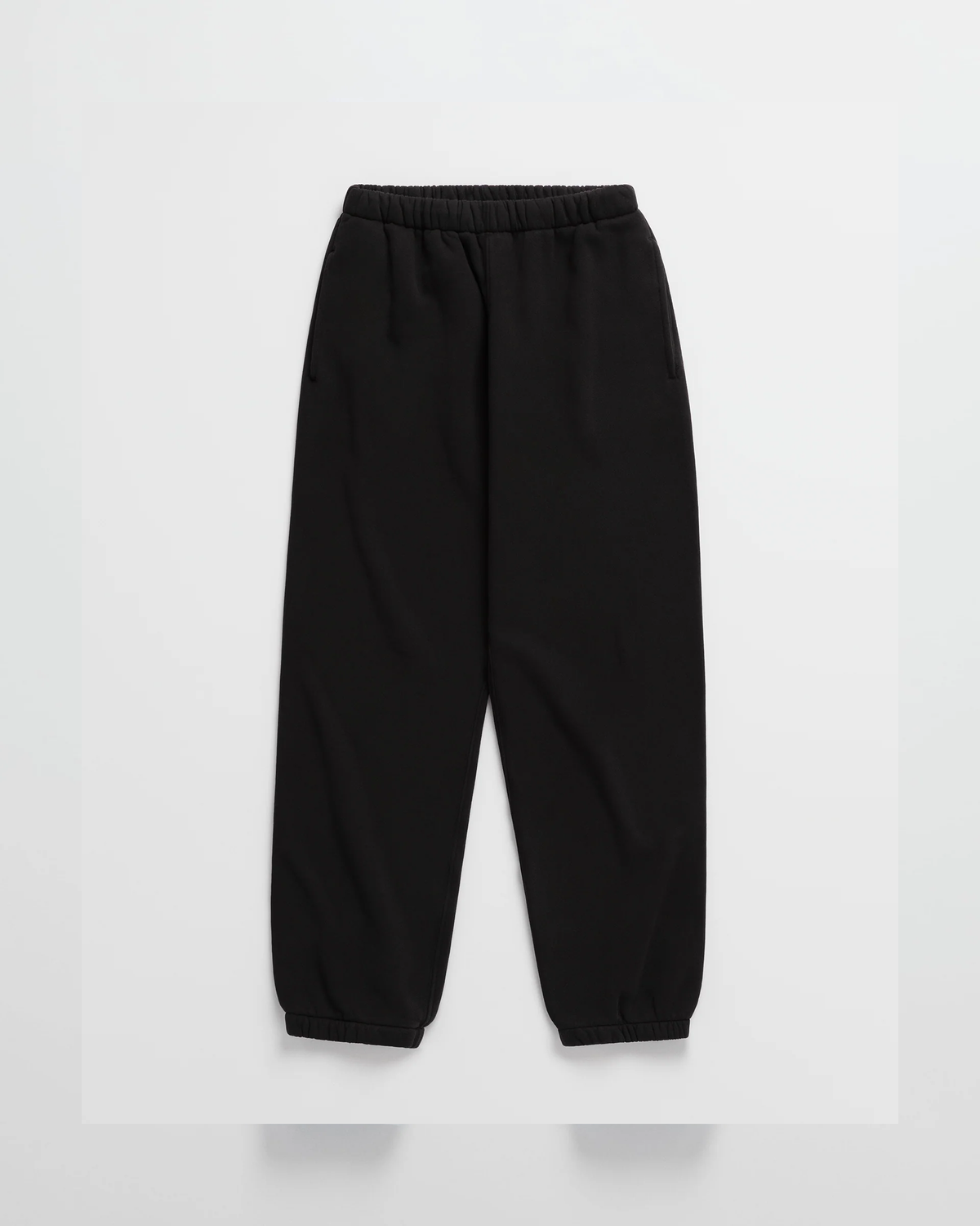 Schwarze Jogginghose mit elastischem Bund, seitlichen Eingrifftaschen und Bündchen an den Beinen, flach ausgelegt. 10