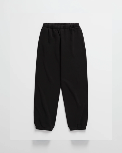 Schwarze Jogginghose mit elastischem Bund, seitlichen Eingrifftaschen und Bündchen an den Beinen, flach ausgelegt. 10
