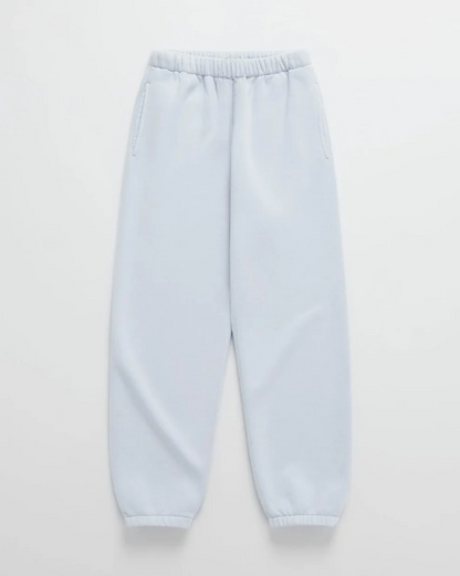 Hellblaue Jogginghose mit Gummibund, seitlichen Taschen und gerafften Beinabschlüssen, flach ausgelegt. 9