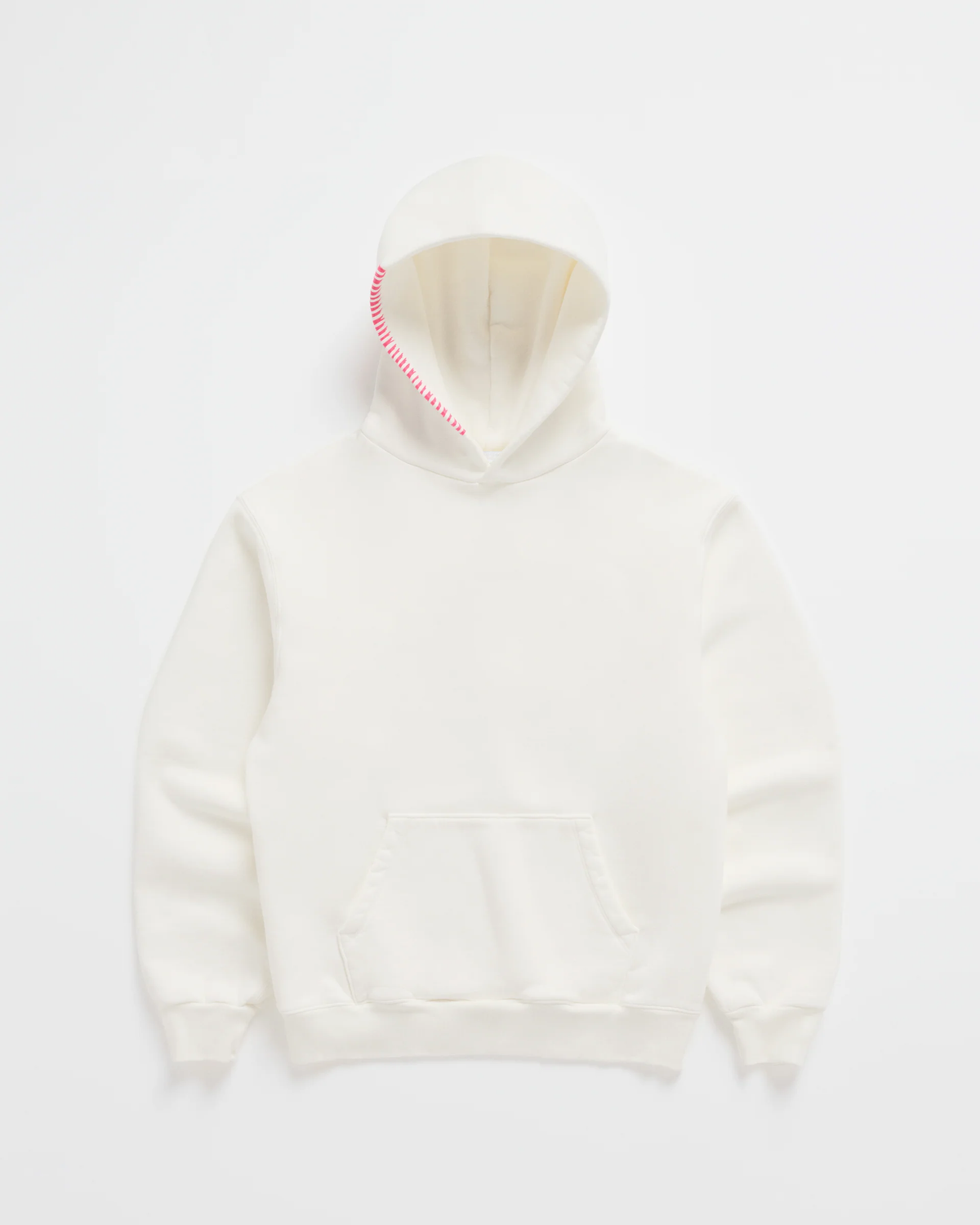 Cremeweißer Kapuzenpullover von vorn, Kängurutasche und leuchtend pinke Zickzack-Naht am Rand der Kapuze. 2
