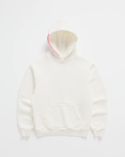 Cremeweißer Kapuzenpullover von vorn, Kängurutasche und leuchtend pinke Zickzack-Naht am Rand der Kapuze. 2
