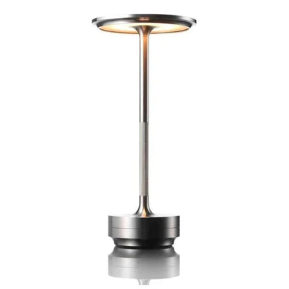 Silberne Tischlampe, modernes Design, Metall, LED-Beleuchtung, ideal für Wohnzimmer.