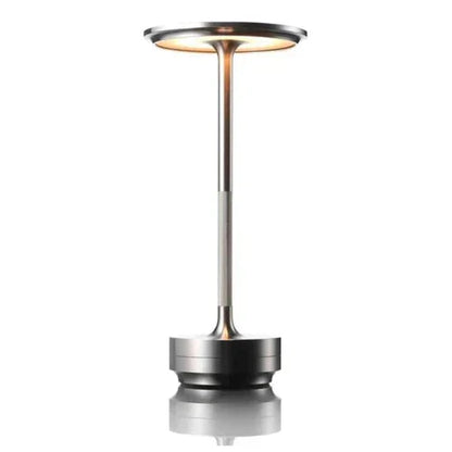 Silberne Tischlampe aus Metall, modernes Design, LED-Beleuchtung, ideal für Büro oder Wohnzimmer.