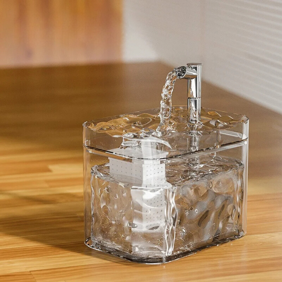 Transparenter Wasserhahn mit fließendem Wasser auf Holzoberfläche, modernes Design.