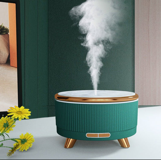 Grüner Aromatherapie-Luftbefeuchter mit Dampf, modernes Design, goldene Akzente.