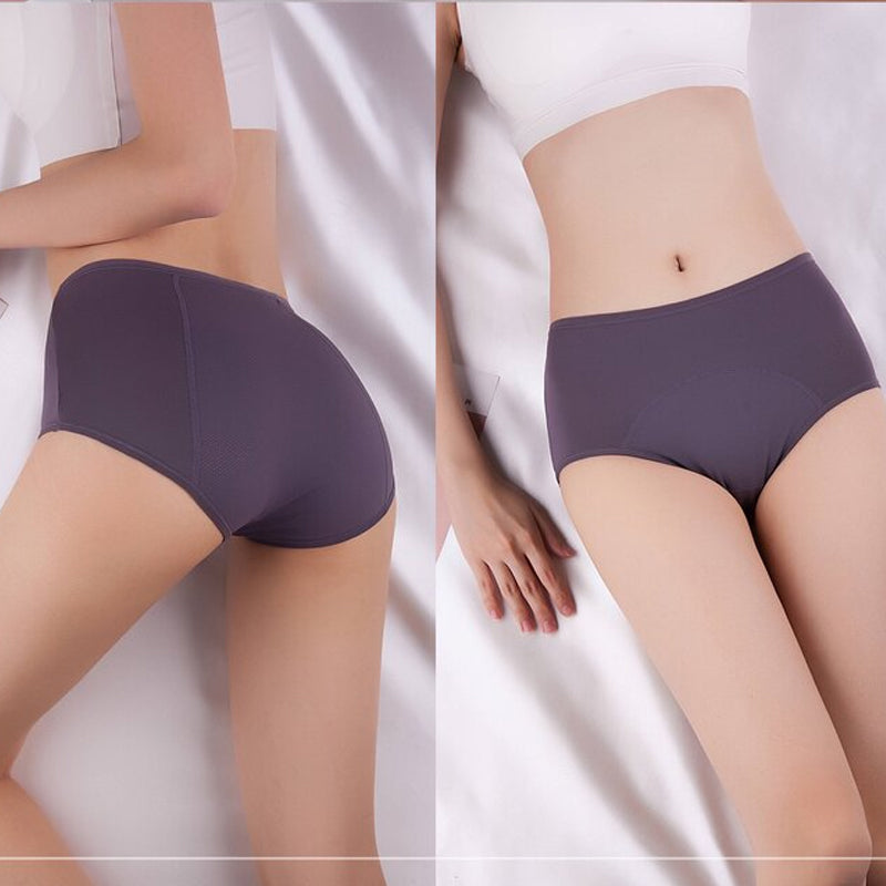 Frau in violettgrauem Slip liegend, links die Rückseite mit Netzeinsatz, rechts die Vorderseite mit Einsatz im Schritt. 5