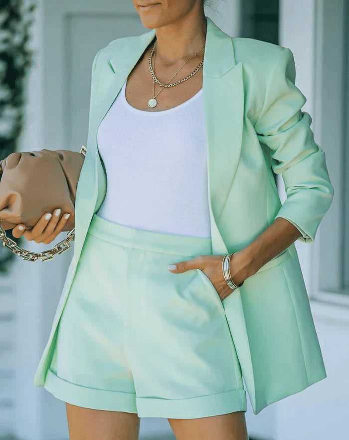 Elastischer Blazer | High-Waist Shorts mit Gürtel | figurschmeichelnd | knitterfrei-Luzern Mode