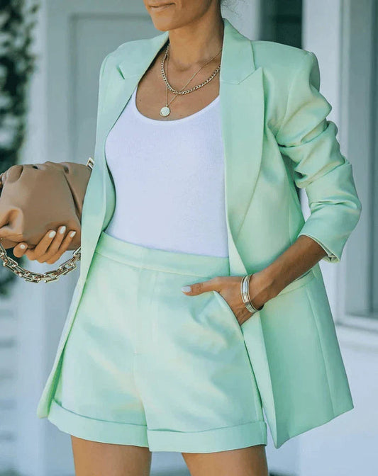 Elastischer Blazer | High-Waist Shorts mit Gürtel | figurschmeichelnd | knitterfrei-Luzern Mode